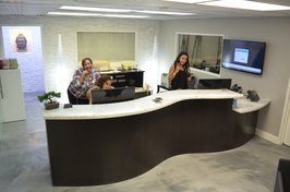 Agente de fianzas migratorias en consulta con familia